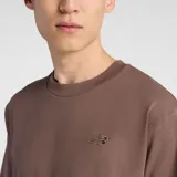 Remera de algodón de corte clásico y cuello redondo, color marrón, con logo de la marca bordado en el pecho.