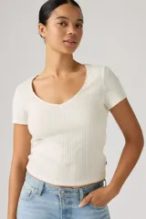 Remera blanca de manga corta en tejido de punto acanalado, con escote redondo y detalle de pequeño moño en el centro.
