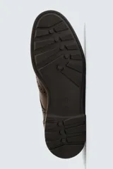 Zapato tipo derby de hombre, color marrón oscuro, fabricado en piel con detalles de picados (brogue) en puntera y laterales. Posee plantilla interior de piel y suela track con ligero tacón.