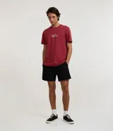 Bermuda de microfibra texturizada color negro, con cintura elástica ajustable mediante cordón y bolsillo lateral.