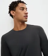 Remera deportiva de manga larga Get Over, confeccionada en tejido técnico con tecnología Dry y protección UV 30+. Presenta cuello redondo, corte regular y acabado con textura sutil.
