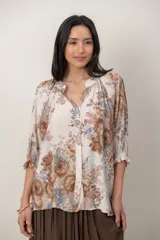 Camisa estampada de algodón y lino, con cuello en V, mangas anchas y puños con elástico.