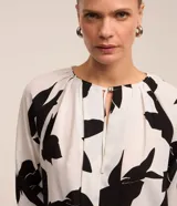 Blusa Cortelle de crepé con estampado abstracto en blanco y negro, manga larga y cuello redondo fruncido con detalle de cordón ajustable.
