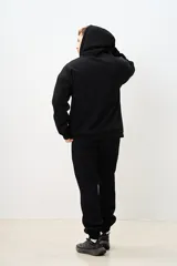 Canguro negro con capucha, cordones ajustables y bolsillo tipo canguro.