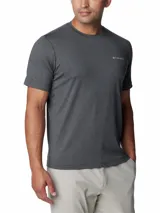 Remera técnica de cuello redondo para hombre, color gris oscuro jaspeado, con logo de la marca estampado en el pecho. Cuenta con tecnología de absorción de humedad y protección solar.