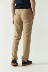Pantalón de corte regular confeccionado en una mezcla de lino y algodón, con cierre de botón y cremallera, y bolsillos laterales.