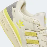 Championes Adidas Forum Low CL de diseño urbano, con base en color crema, detalles en amarillo vibrante en las icónicas tres tiras, logo y suela, y un panel gris en el talón.