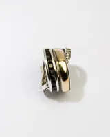 Anillo de plata 925 con detalles en dublé de oro y circonias blancas y negras.