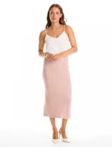 Falda midi de tejido con lurex, color beige, con pretina ancha elastizada y tajo en el ruedo trasero.