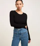 Suéter de punto acanalado con cuello redondo y mangas largas. Confeccionado en un tejido de tricot ajustado al cuerpo, ideal para diversas estaciones.