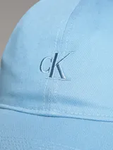 Gorra de béisbol celeste de algodón, con logo CK bordado en el frente y correa ajustable en la parte posterior.