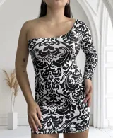 Vestido corto ajustado al cuerpo, con un hombro descubierto y una manga larga. Estampado con arabescos en blanco y negro.