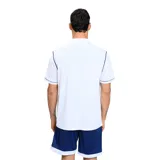 Short deportivo Umbro de color negro con detalles en blanco en el ruedo y logo de la marca estampado en la pierna izquierda.