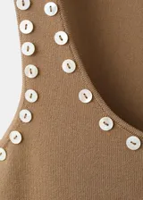 Top Naqui de punto fino color marrón, con tirantes anchos y escote redondo adornado con botones metálicos a lo largo del borde. Silueta ajustada.