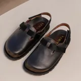 Zuecos de cuero marrón con tira de ajuste de velcro color borgoña.
