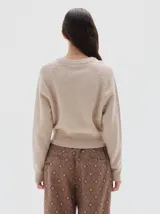 Jean estilo parachute de denim con estampado de rombos en tonos marrones. Presenta una silueta amplia, cintura ajustable con cordón y bajos con cordones para regular el ajuste.