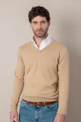 Sweater de cuello en V confeccionado en lana merino, de diseño clásico y ajuste estándar con puños y ruedo acanalados.