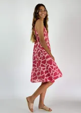 Vestido corto con estampado abstracto en tonos rosa y blanco, de corte suelto y breteles finos.