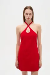 Vestido corto de viscosa color negro, ajustado al cuerpo, con cuello halter cruzado y detalle de abertura superior.