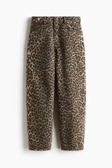 Jean de tiro alto y diseño barrel con volumen curvo en las piernas y largo tobillero, confeccionado en denim de algodón con estampado animal print de leopardo.