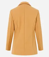Blazer de corte sastrero en tejido polivelour color tostado. Presenta diseño cruzado con doble botonadura frontal, solapas clásicas y bolsillos laterales. De manga larga y estructura entallada.