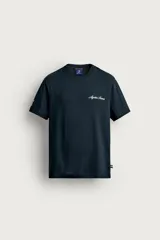 Remera regular fit de algodón color negro, con cuello redondo, manga corta y logo bordado en contraste en el delantero con firma de Ayrton Senna.