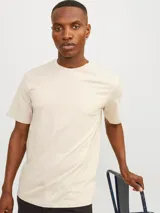 Remera de manga corta y cuello redondo con corte regular, confeccionada en tejido jersey de algodón orgánico.