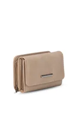Billetera mediana de símil cuero amarillo, con solapa y broche a presión, compartimento con cierre y múltiples tarjeteros en el interior. Incluye caja de presentación estampada.