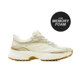 Championes deportivos Hi-Tec modelo Darby Lady, de color beige con detalles dorados y suela de goma marrón. Cuentan con tecnología Memory Foam para mayor comodidad, diseño de malla y refuerzos sintéticos.