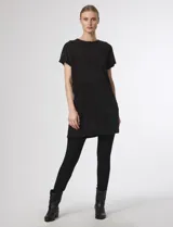 Blusa canalé asimétrica de manga corta y cuello redondo, color negro, con diseño largo y fluido.