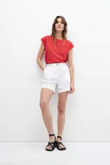 Short blanco de lino con pinzas, tiro alto y bolsillos laterales.
