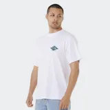 Remera blanca de manga corta y cuello redondo, con un pequeño estampado gráfico en el pecho izquierdo. El diseño es un rombo estilizado con rayos azules y un contorno negro.