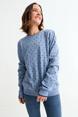 Sweater de punto de cuello redondo y manga larga, con diseño estampado de pequeños corazones oscuros sobre fondo azul melange.