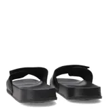 Sandalia tipo slide negra, con tira ancha ajustable mediante velcro. La tira presenta un patrón geométrico en relieve que simula el logo de Umbro.