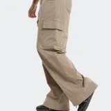 Pantalón cargo de corte holgado en color verde militar, con bolsillos laterales tipo cargo y costuras verticales decorativas en el frente.