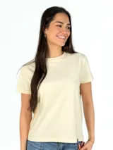 Remera gris de corte clásico y mangas cortas, confeccionada en algodón.