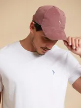 Gorro con visera color rosado, confeccionado en algodón, con logo bordado en el frente.