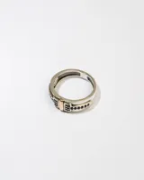 Anillo de plata 925 con apliques de oro y circonitas azules.