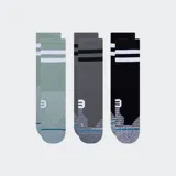Pack de tres pares de medias deportivas tipo crew, con diseño de rayas horizontales en la parte superior y refuerzo en talón y puntera. Incluye colores verde, gris y negro.