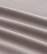 Remera de viscosa color gris topo, corte slim, con cuello tipo mao y abotonadura parcial.