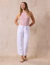 Pantalón crop de corte recto, color blanco, con cintura elástica y cordón ajustable. Cuenta con bolsillos laterales y traseros.