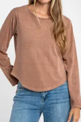 Remera de algodón lavado con corte oversize, cuello redondo y mangas largas.