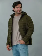 Campera acolchada verde militar con capucha, cierre frontal con cremallera y bolsillos laterales con cremallera.