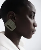 Par de aros de resina verde con forma de cuadrícula. Cierre con broche.