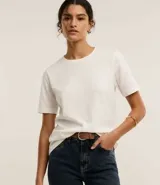 Remera básica de cuello redondo y manga corta, confeccionada en algodón suave y resistente.