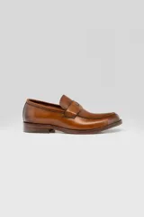 Mocasines tipo antifaz de cuero color marrón, con costuras visibles en el empeine y suela de taco bajo.