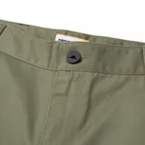 Pantalón utilitario color verde oliva, de corte recto y tiro medio, con cierre de cremallera y botón. Cuenta con bolsillos laterales, traseros y un bolsillo utilitario en el muslo.