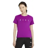 Remera deportiva Nike de manga corta, color fucsia, con cuello redondo y logo de la marca estampado en el frente.