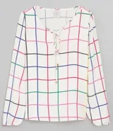 Blusa de crepe blanca con estampado a cuadrillé en tonos azul, rojo, verde y negro. Tiene mangas largas con puños elásticos y ajuste con lazos en el escote.