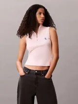 Musculosa Calvin Klein de corte slim y cuello perkins con cierre frontal. Confeccionada en punto de canalé fino, presenta una etiqueta tejida con el logo de la marca en el pecho.